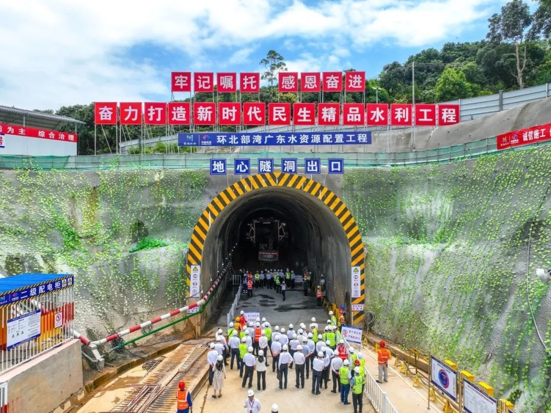 广州至湛江高速铁路云浮段,g80广昆高速公路(粤境)马