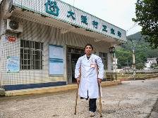 青春云浮 三十而励 大家谈·云浮民生新提升篇丨郑仁才:拄拐行医30年 见证了云浮基层医疗条件的深刻巨变