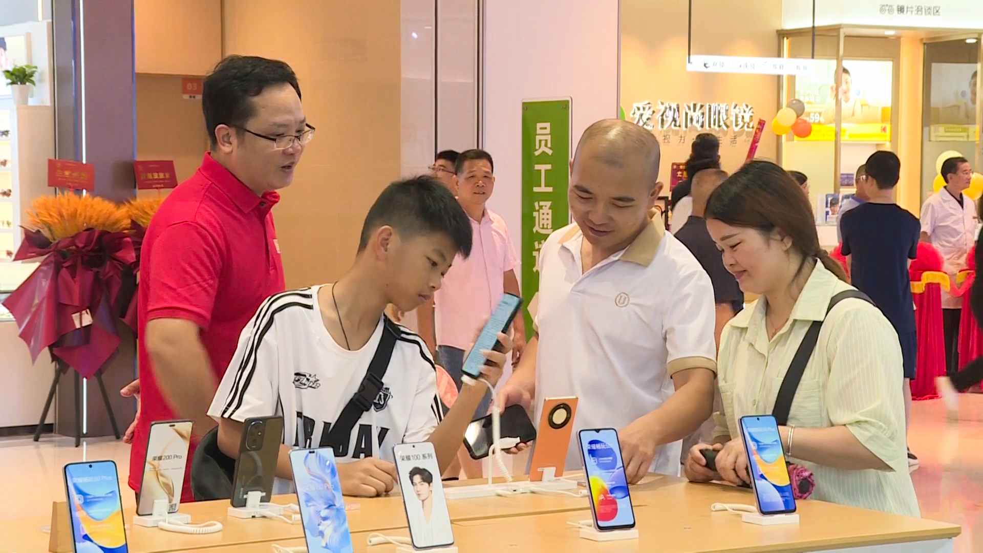 城区城市综合体卖场里顾客选购手机