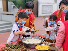 云浮市第二小学：包粽子 传温情