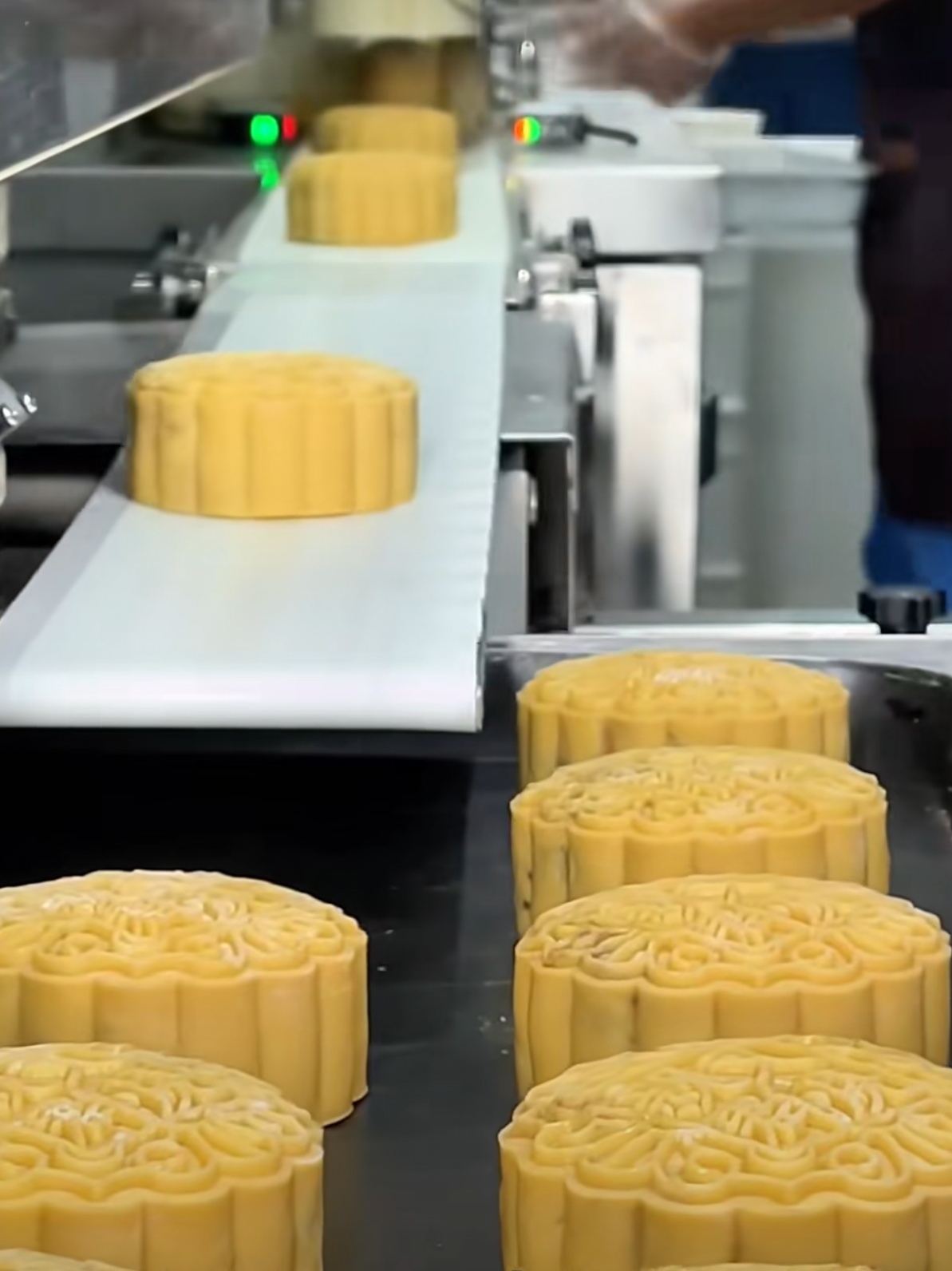 亲群食品月饼生产车间