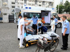 榜样的力量丨云浮法警救助晕倒老人