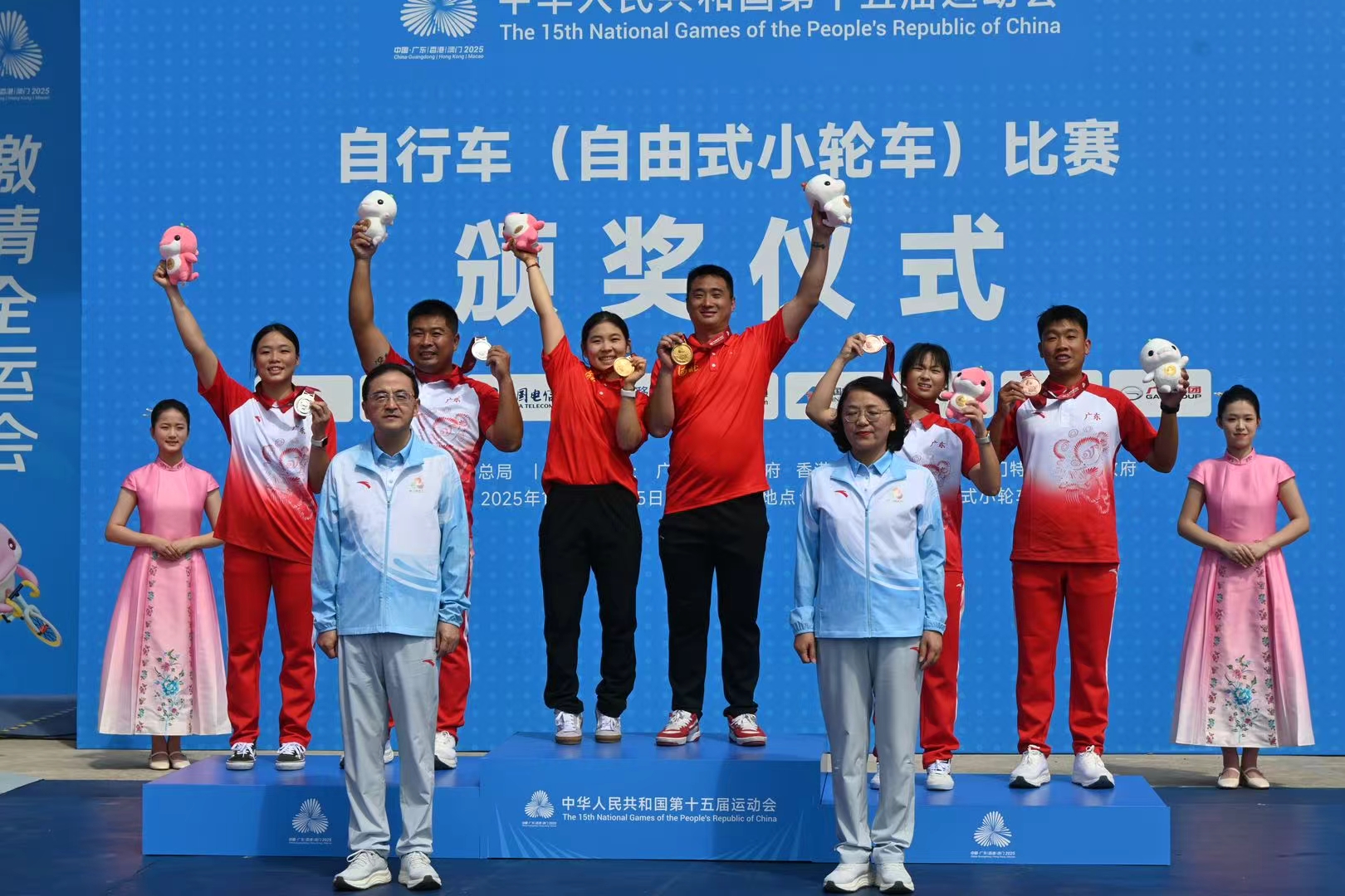 左二为范晓桐 左二为范晓桐