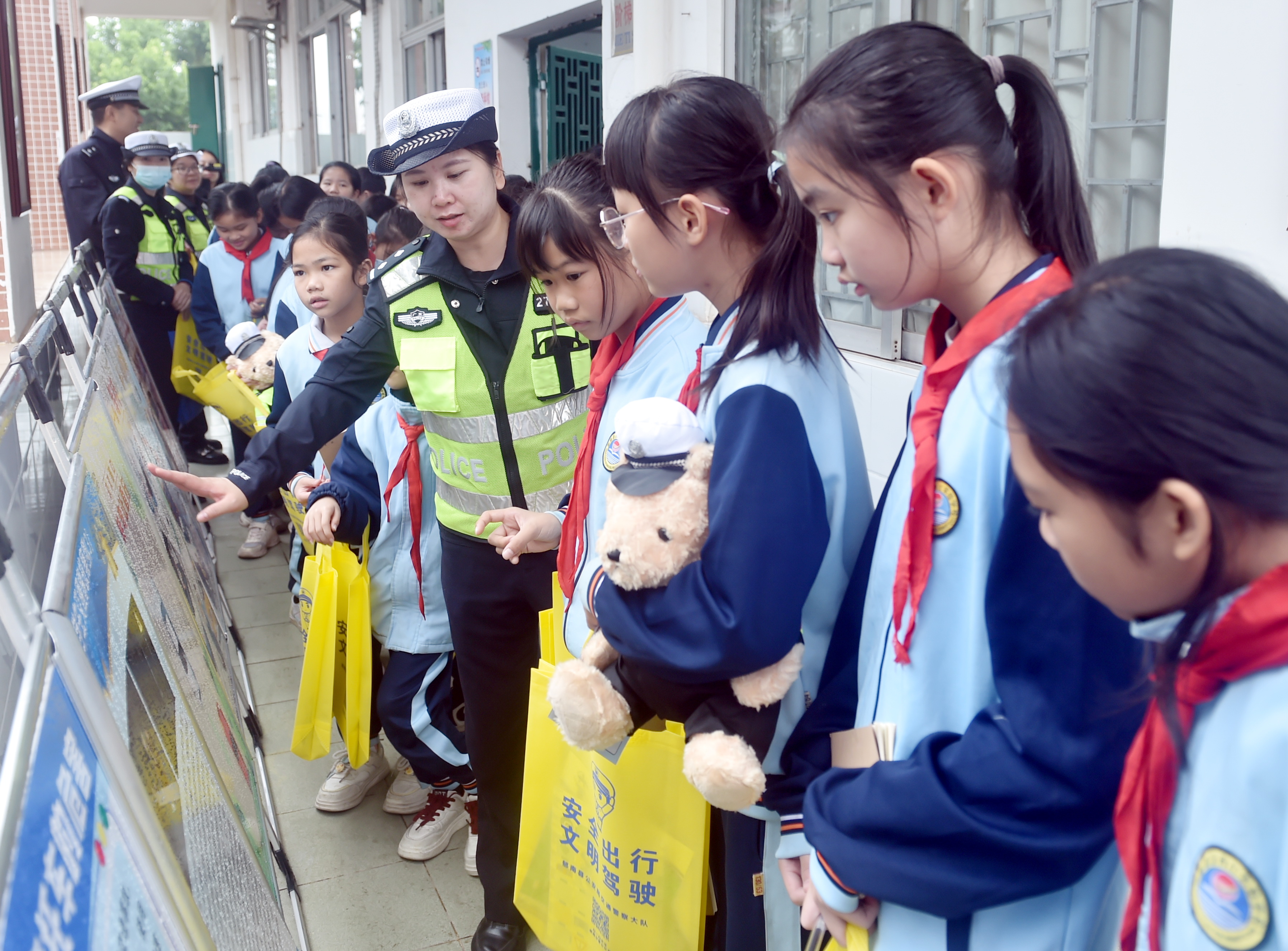 民警讲解交通安全知识 民警讲解交通安全知识