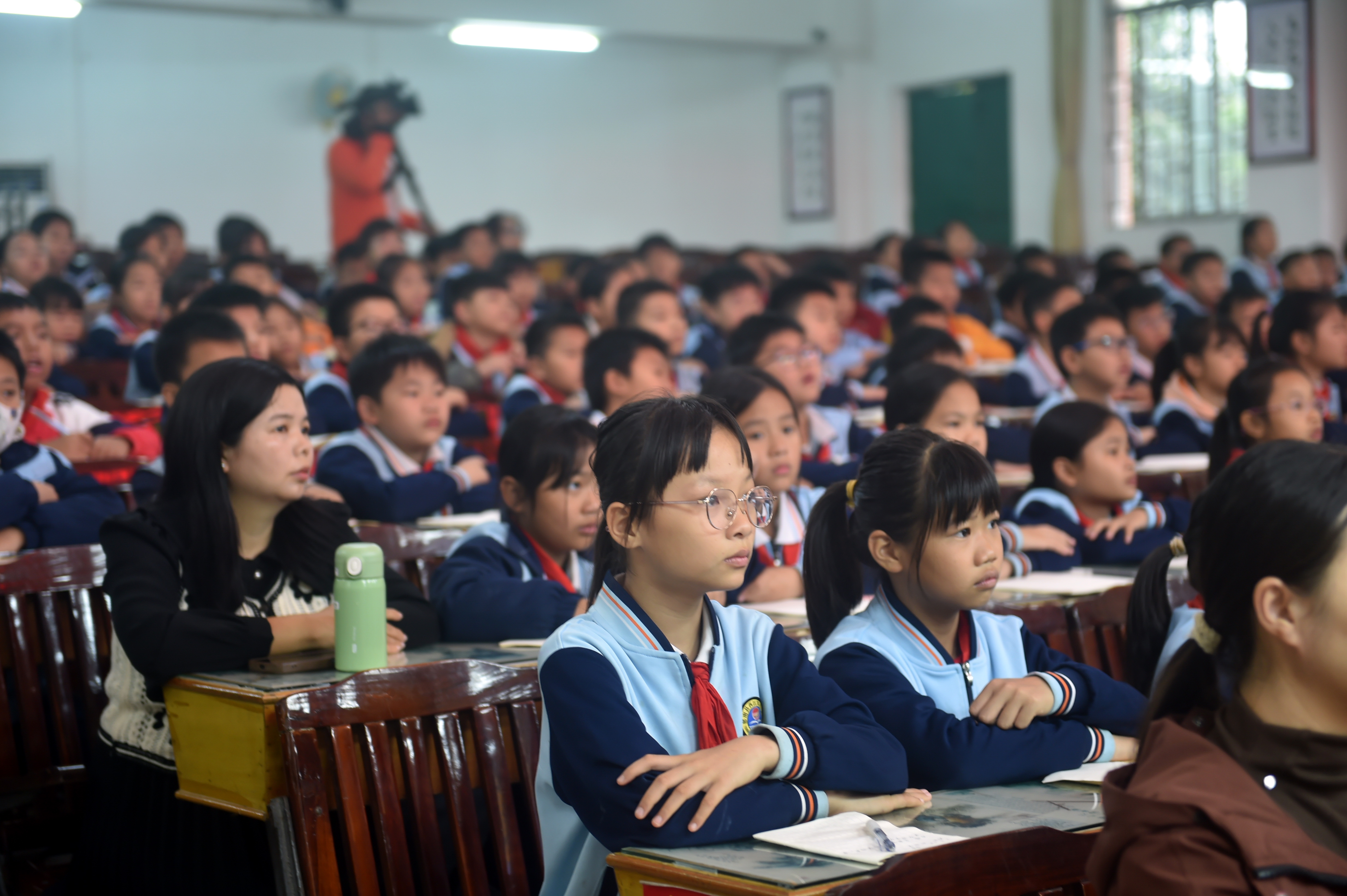 学生们专注听讲 学生们专注听讲