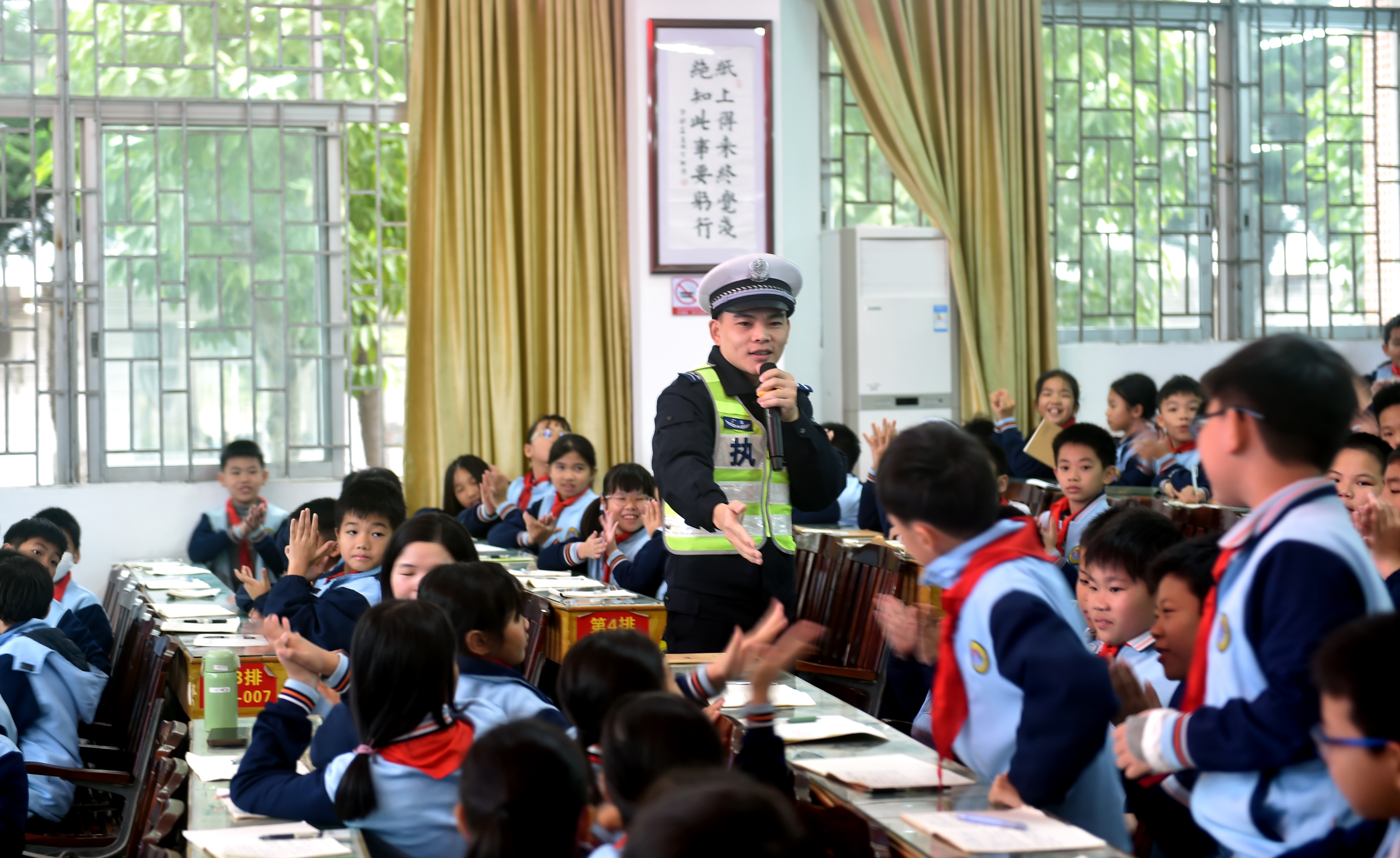 宣传警员小梁与师生互动 宣传警员小梁与师生互动