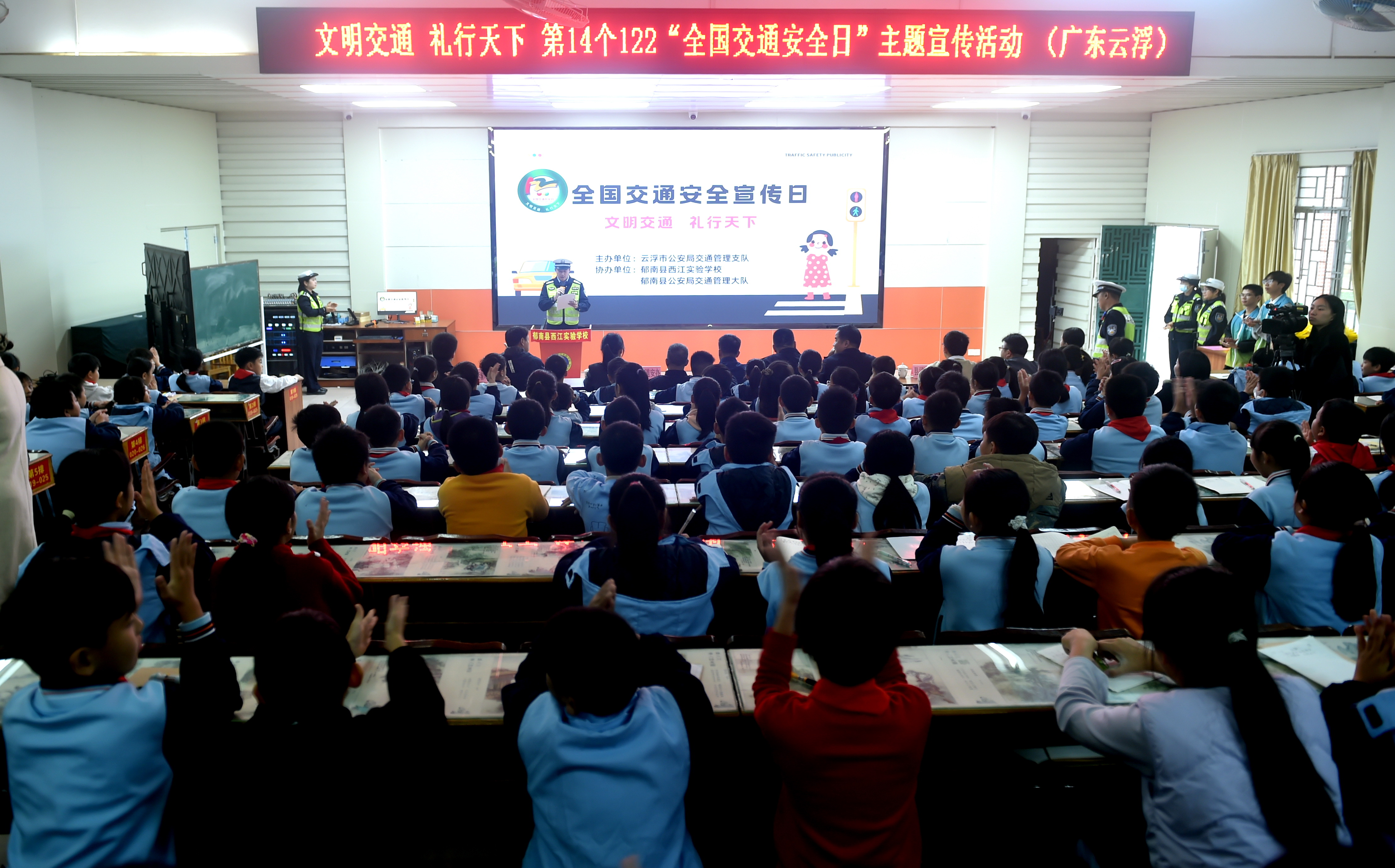 交通安全宣传教育活动现场 交通安全宣传教育活动现场