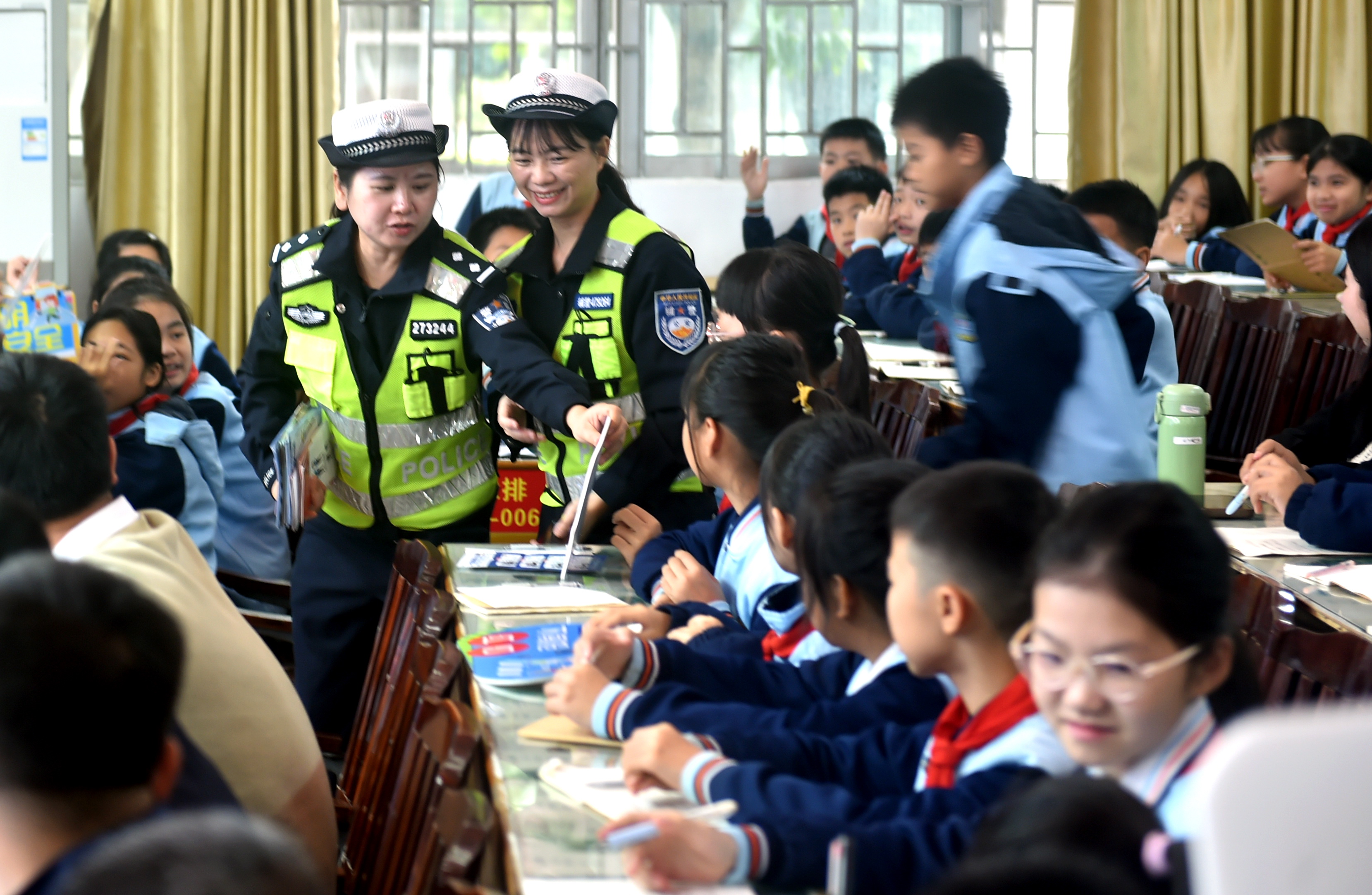 民警现场发放交通安全宣传学习资料
民警现场发放交通安全宣传学习资料
