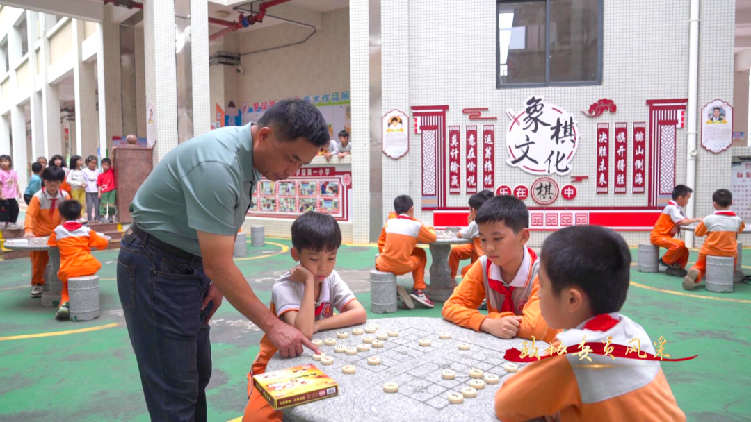梁永健指导学生下棋。资料图 梁永健指导学生下棋。资料图