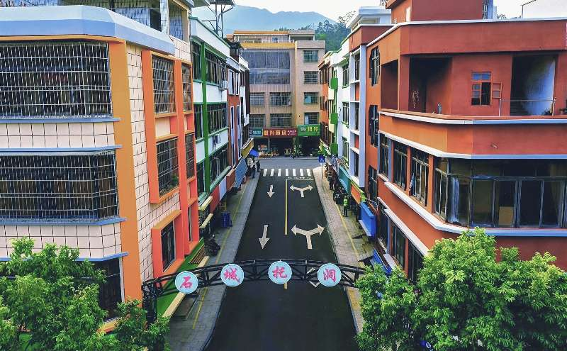 图为云安区石城镇美丽示范主街